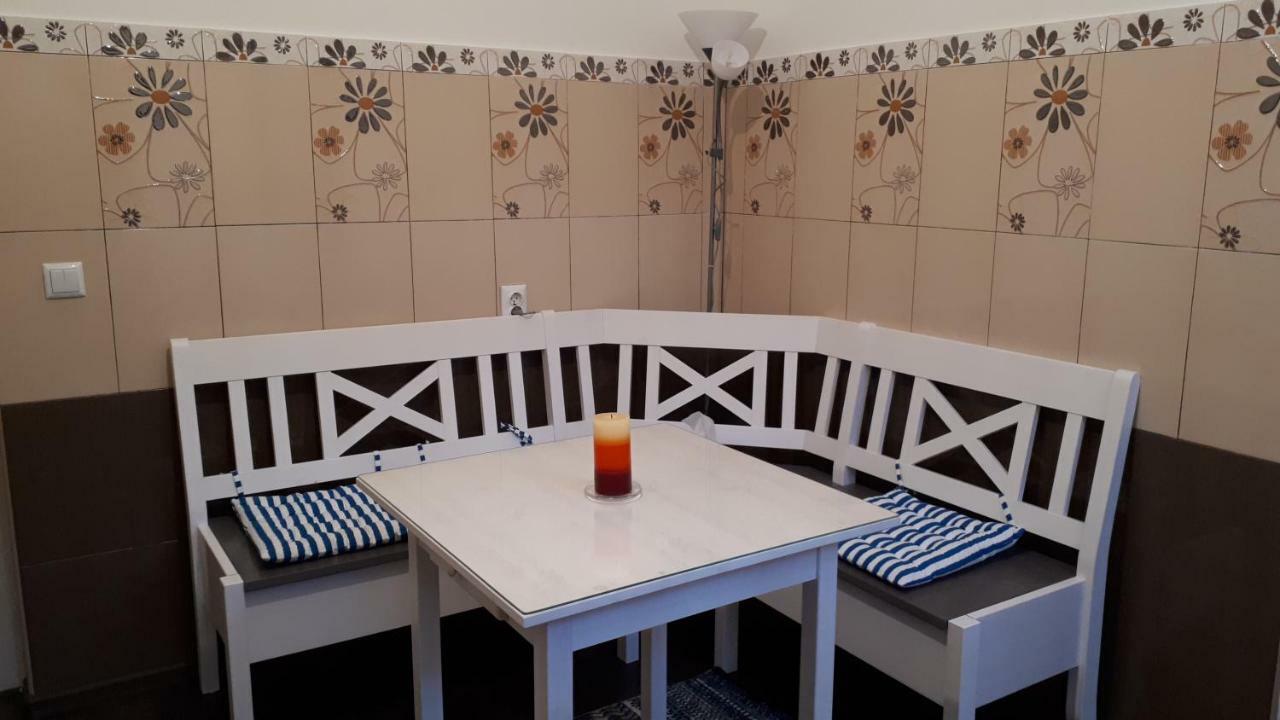 City Center Minimalist Apartment Oradea Buitenkant foto